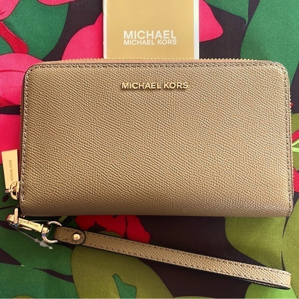 Brand New Michael Kors Genuine Leather Zip Around Wallet Wristlet Phone Holder